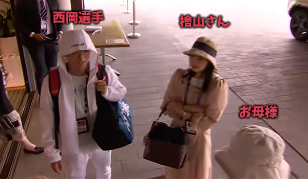 西岡選手の会場入り前に檜山沙耶さんとお母様が会話する