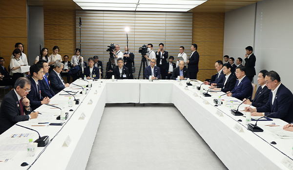 岸田首相がカメラの前で大阪万博の先頭に立つと宣言する